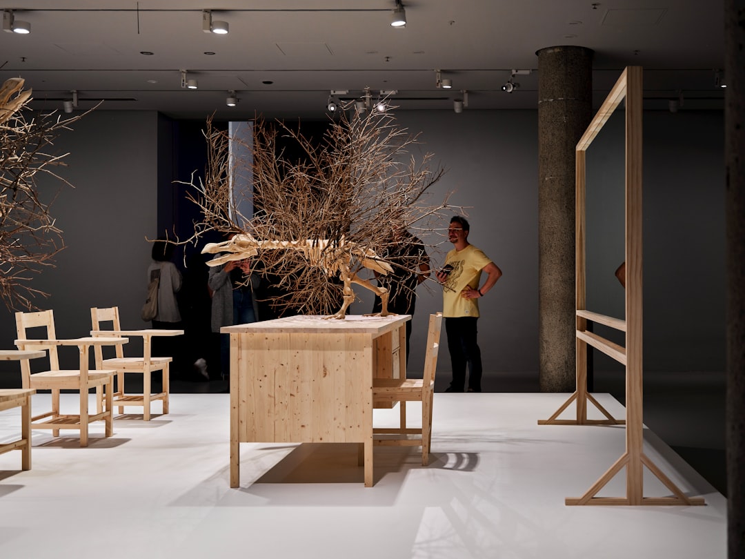 "Sztuka dla sztuki": Ideologia, która uwolniła twórczość, i jej wpływ na emocje w galerii.