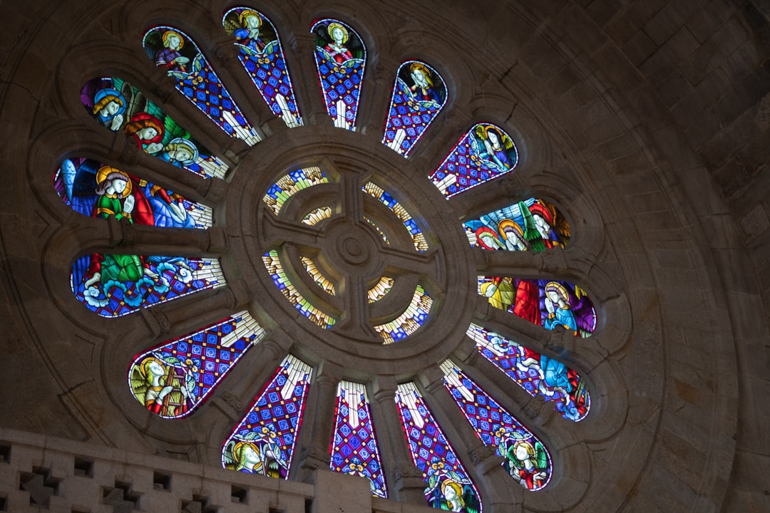 Wyspiański: Jak jego witraże zburzyły granice i wciąż szokują?