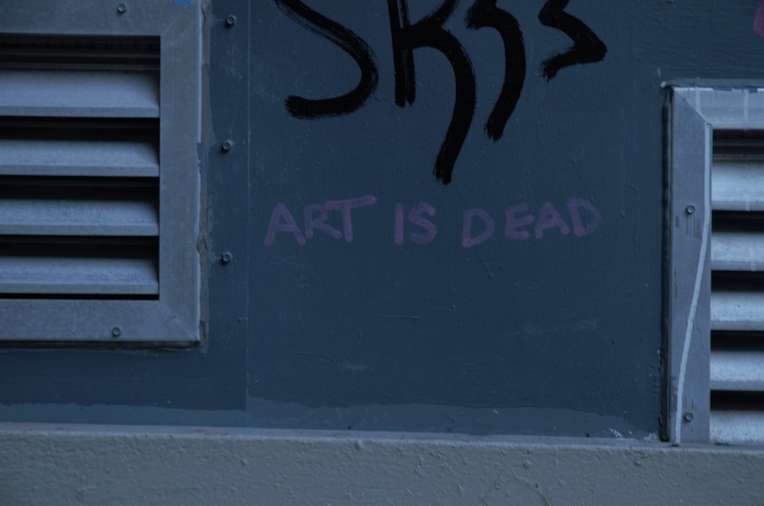 Poza schematem: Czy "niezła sztuka" to tylko termin? Jak twórcy łamali zasady kiedyś i dziś.