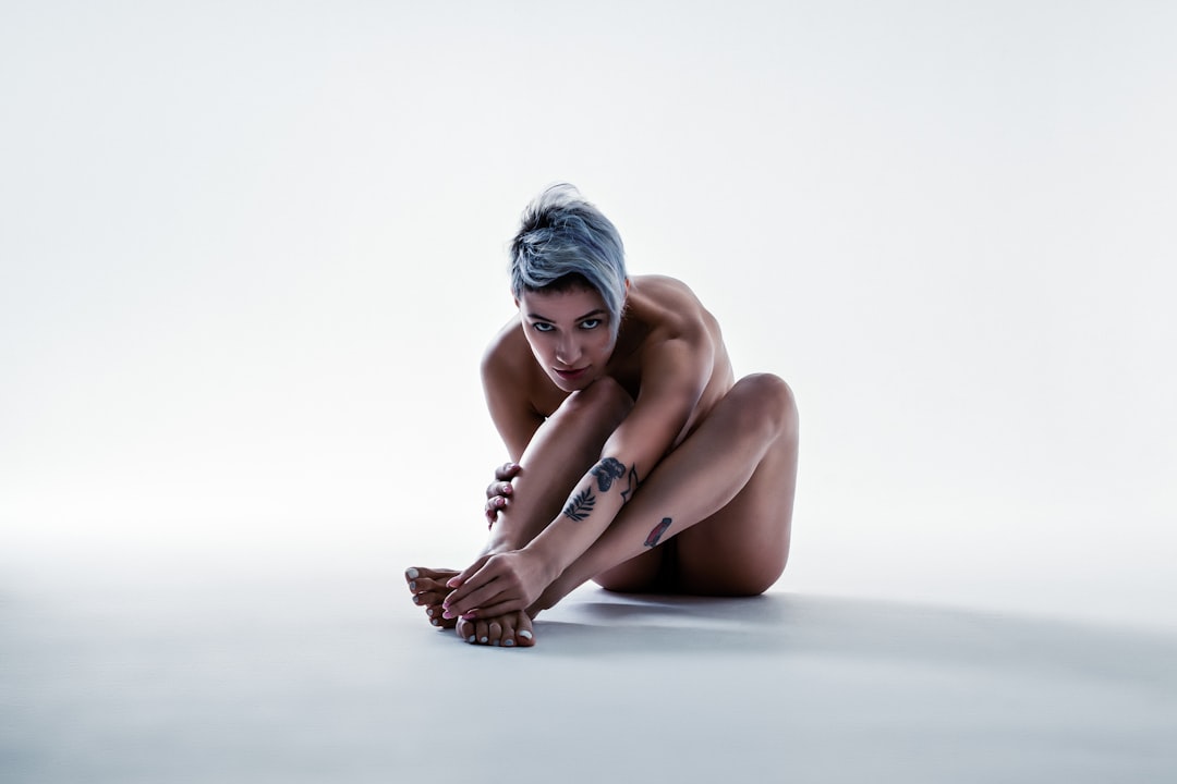 Akt kobiecy: Poza tabu i erotyką – jak sztuka używa go do budowania nastroju?