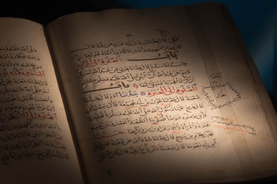 Księgi pełne symboli: Jak rozszyfrować średniowieczne malarstwo krok po kroku?