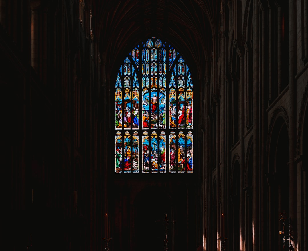 Wyspiański: Jak jego witraże mistrzowsko budują nastrój, kradnąc techniki malarzy.